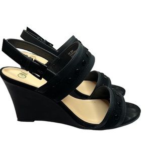 Black wedge dotted accent sandals